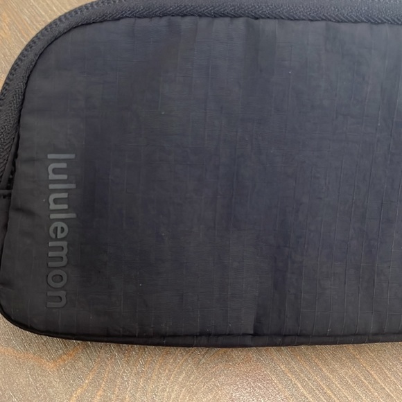 NWT lululemon MINI black belt bag - Picture 5 of 5